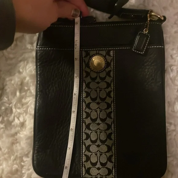 Like new coach everyday small purse - Picture 2 of 7